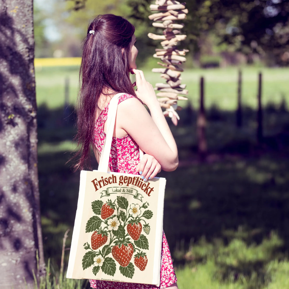 Süße Erdbeer-Tasche mit reifen Früchten für den Markt|p:2016674|h:889afbe709026fffecf64cc39e099355