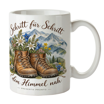 Inspirierende Tasse zum Wandern mit Wanderschuhen und Bergblick|p:2016991|h:05589b804b022ce4567036dac6016790