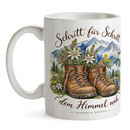 Inspirierende Tasse zum Wandern mit Wanderschuhen und Bergblick|p:2016991|h:d6ee40e8fdce8455efb988ae2932205d