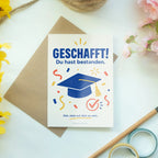 Stolze Glückwunschkarte zur bestandenen Prüfung mit Doktorhut|p:2017070|h:8a4d91f93fb4b5208359a38566fff9b3