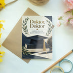 Elegante Glückwunschkarte zum Doktortitel mit Doktorhut|p:2017073|h:ad19519e77bff14c6e1f45106e406aef