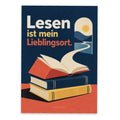 Schöne Postkarte für Buchliebhaber mit Bücherstapel