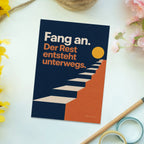 Kraftvolle Postkarte zur Motivation mit aufsteigender Treppe|p:2017259|h:88e0b3e5bdbee19a2f1d14a3c8644eaf