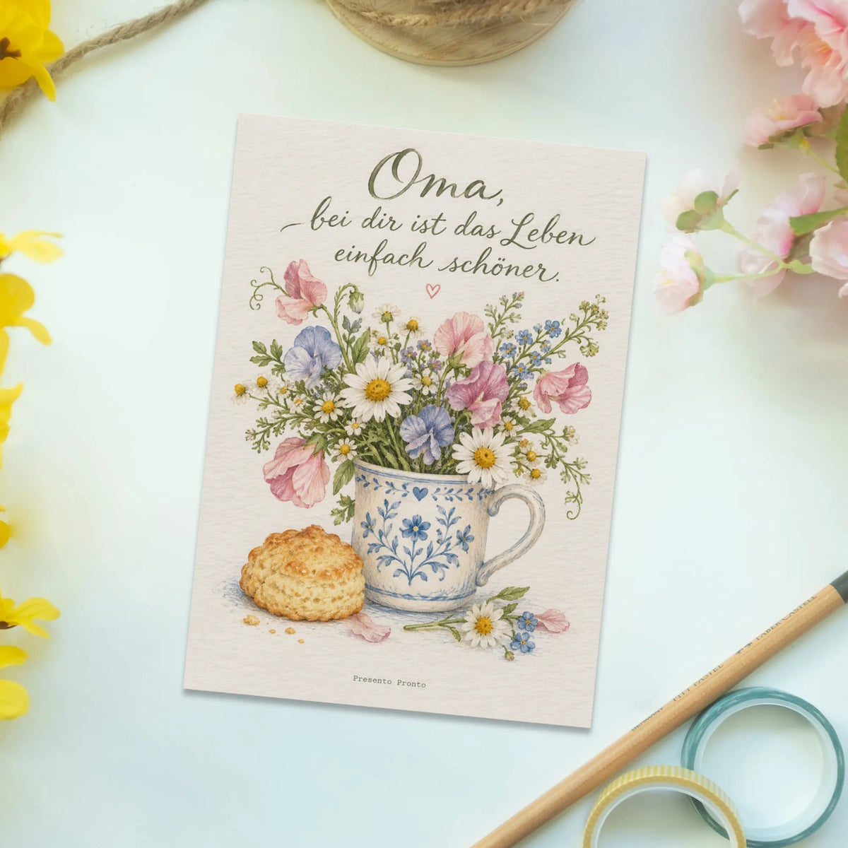 Liebevolle Postkarte für Oma mit Keramiktasse und Blumen