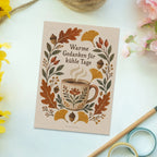 Gemütliche Herbstpostkarte mit warmem Becher|p:2017295|h:5990f62973287d785ef450993fa8d03f