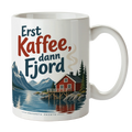 Lustige Kaffeetasse für Norwegenfans mit roter Hütte am Fjord