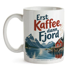 Lustige Kaffeetasse für Norwegenfans mit roter Hütte am Fjord|p:2017319|h:b205f4af720dfc94e44baf055b78f173