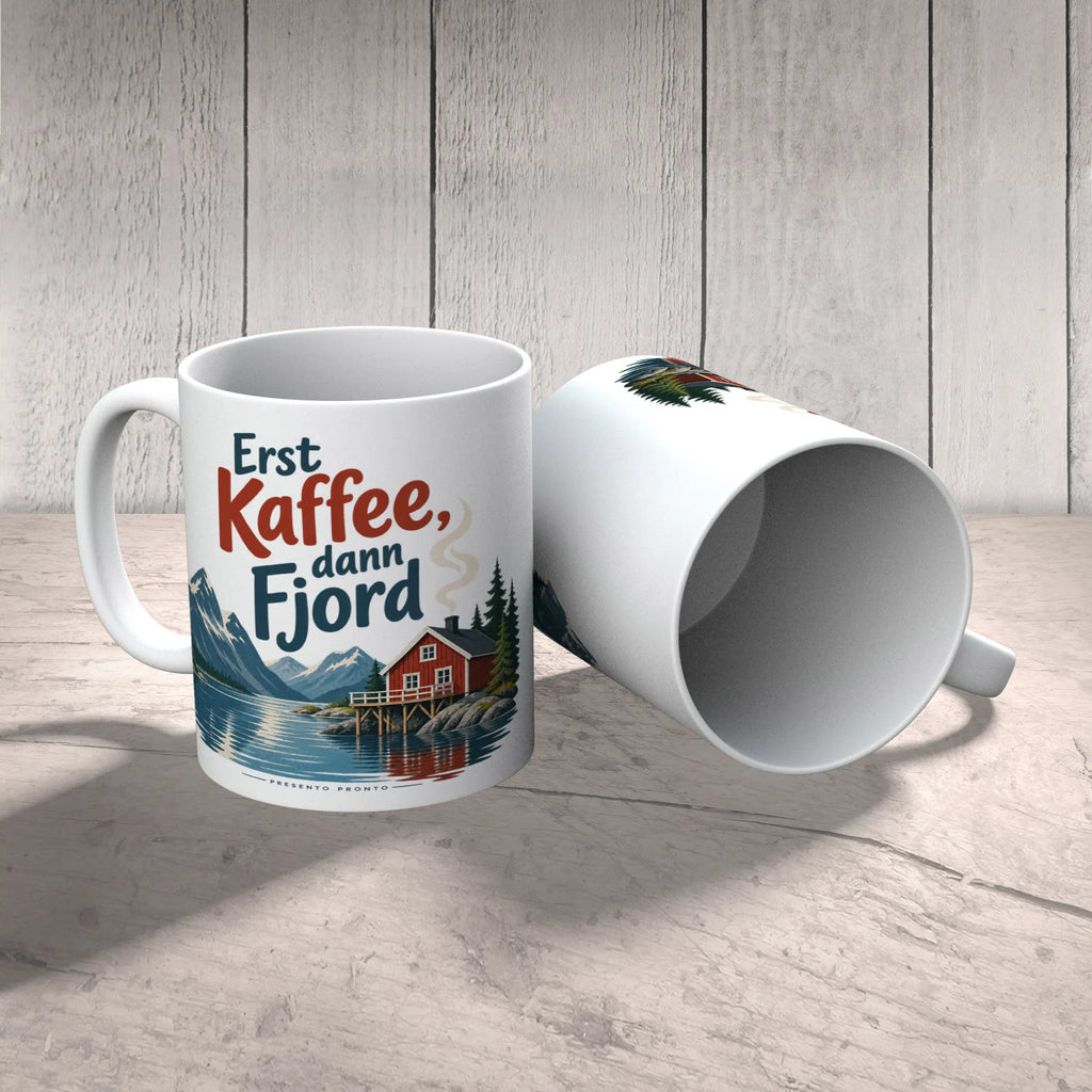 Lustige Kaffeetasse für Norwegenfans mit roter Hütte am Fjord|p:2017319|h:643b3b11d28257f73be00a73f3da9781