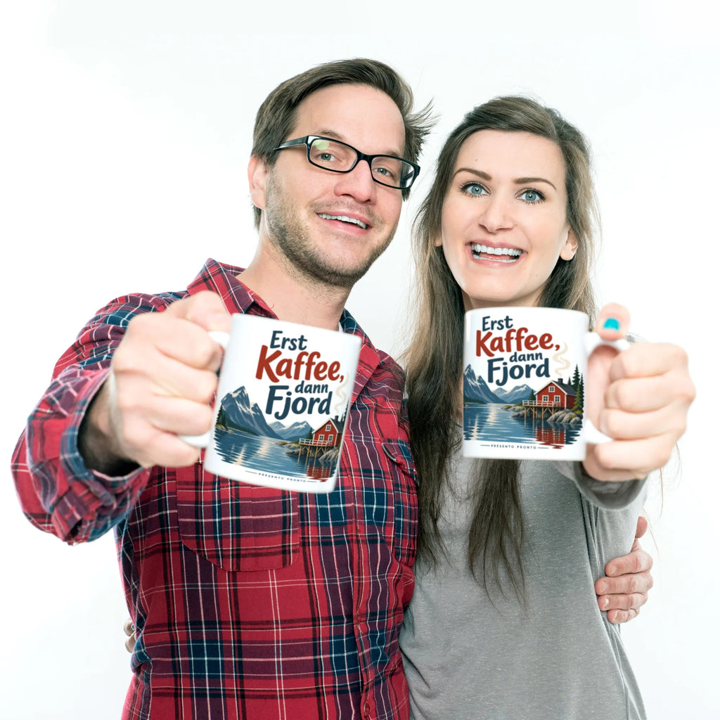 Lustige Kaffeetasse für Norwegenfans mit roter Hütte am Fjord|p:2017319|h:aead992bb22aefb7b7e0fd4fcfd4cd50