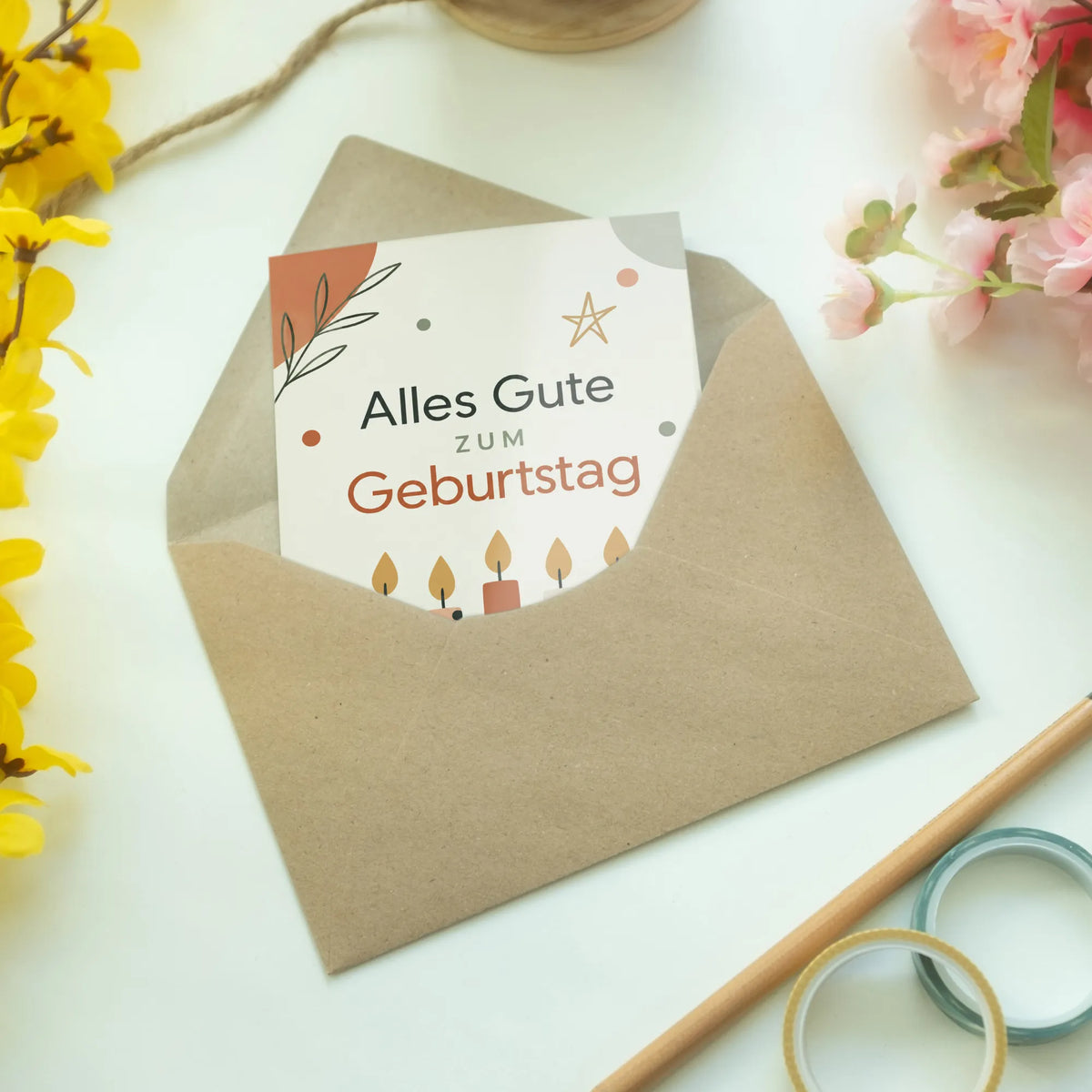 Herzliche Grußkarte zum Geburtstag mit Kerzen und Konfetti
