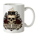 Lustige Totenkopftasse für Kaffeeliebhaber mit Kaffeebohnen
