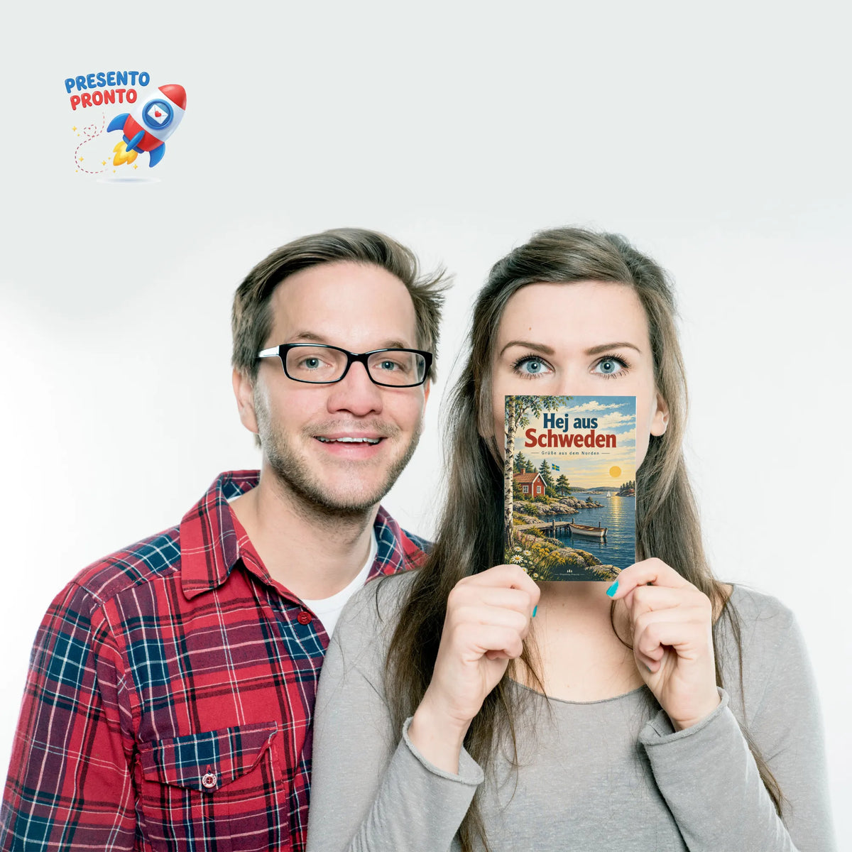 Herzliche Postkarte aus Schweden mit rotem Holzhaus
