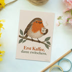 Lustige Vogelpostkarte für Kaffeefans mit Rotkehlchen|p:2017339|h:01c17a854abc6cb862c96046f3a886d7