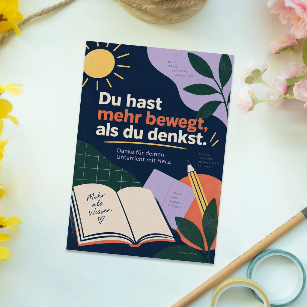 Herzliche Postkarte für Lehrer mit Buch und Bleistift|p:2017341|h:a206a1f924b5de9a9dc55239986c5b36