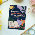 Herzliche Postkarte für Lehrer mit Buch und Bleistift|p:2017341|h:a206a1f924b5de9a9dc55239986c5b36