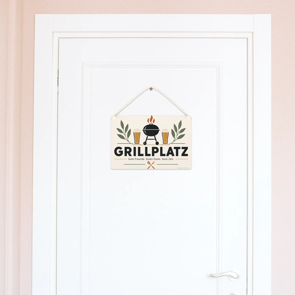 Lustiges Schild für den Grillplatz mit Grill und Biergläsern