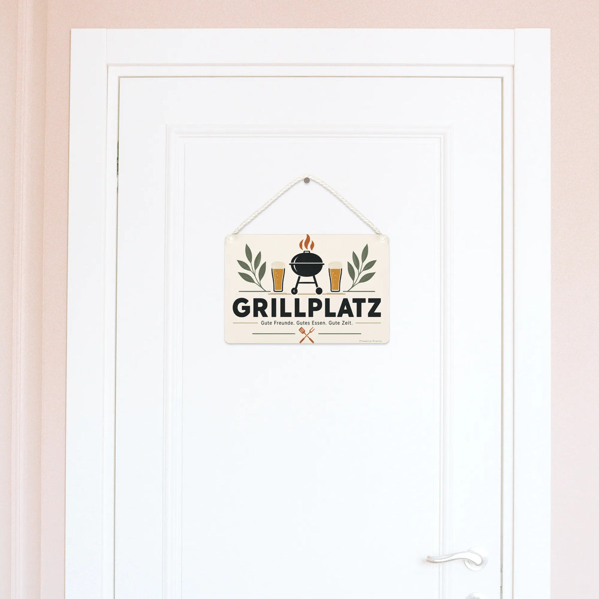 Lustiges Schild für den Grillplatz mit Grill und Biergläsern
