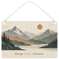 Ruhiges Holzbild mit Bergen bei Sonnenaufgang für Naturliebhaber