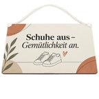 Freundliches Schild zum Schuhe Ausziehen mit Schuhpaar|p:2017604|h:cc728cedafce4601bf1977e186ca768d