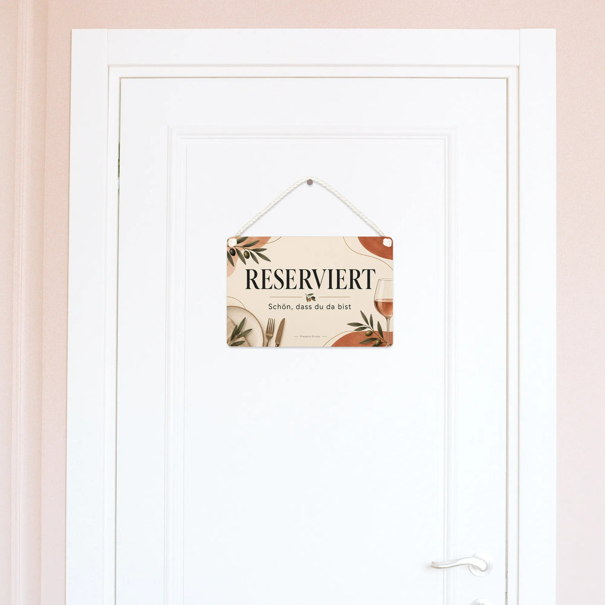 Elegantes Reserviert-Schild für Hochzeit mit Weinglas