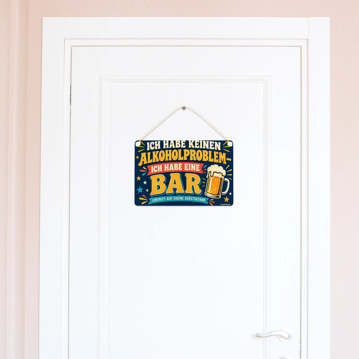 Lustiges Holzschild für die Bar mit Bierkrug