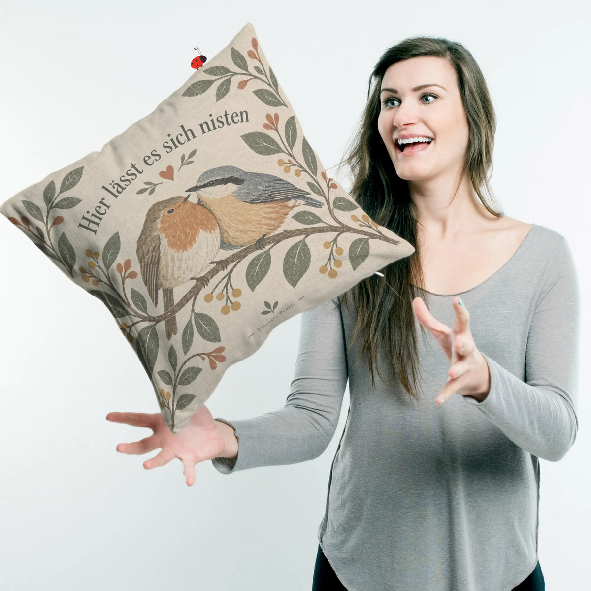 Gemütliches Kissen mit Vögeln für Vogelfans auf Beerenzweig