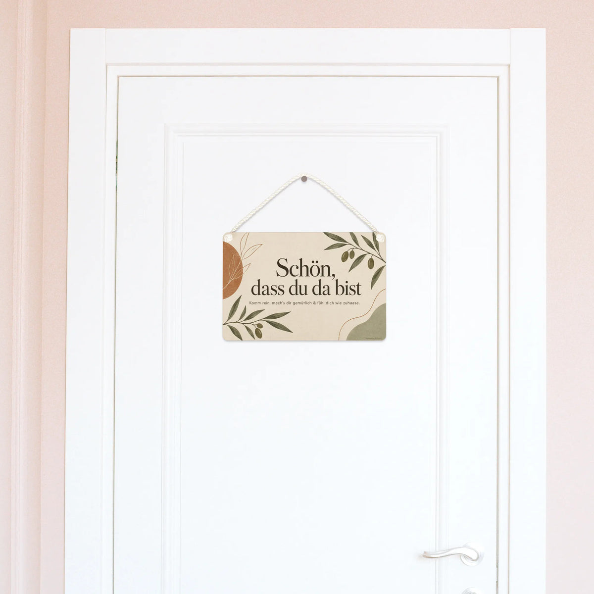 Einladendes Schild für Gäste mit Olivenzweigen