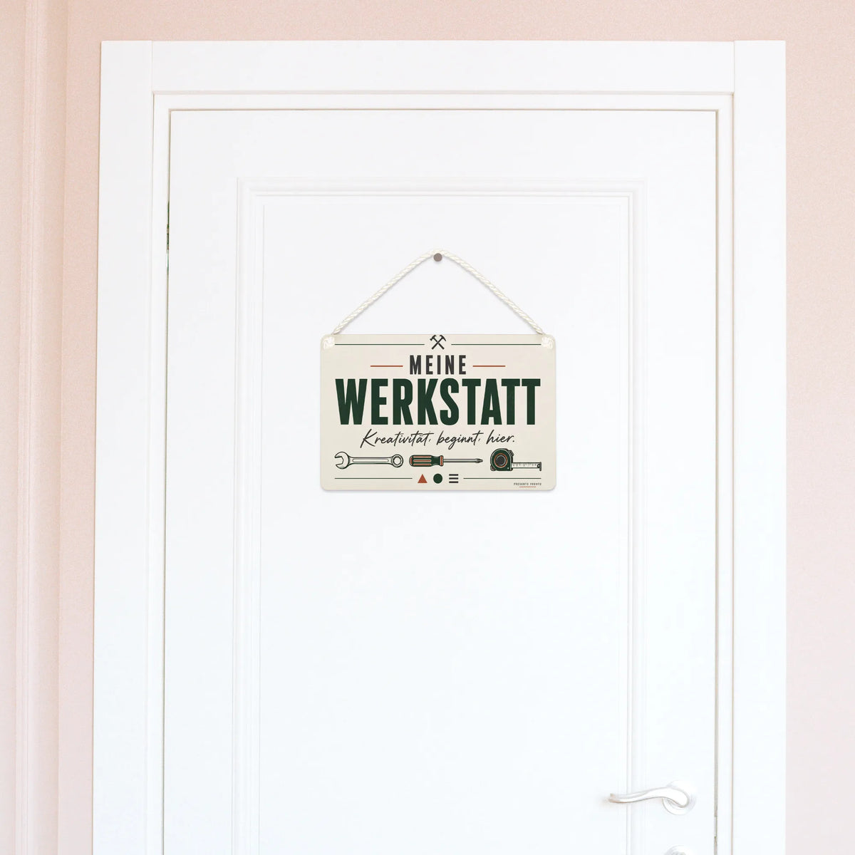 Kreatives Schild für die Werkstatt mit Schraubenschlüssel