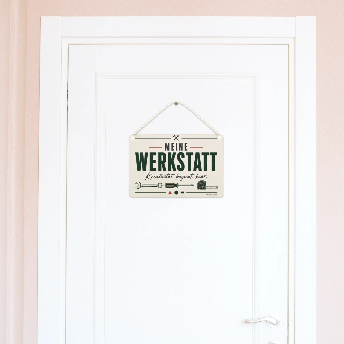 Kreatives Schild für die Werkstatt mit Schraubenschlüssel