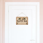Gemütliches Schild für die Coffee Bar mit Kaffeetasse|p:2019004|h:b6dc32cf816c15b4ad24c31048973a12