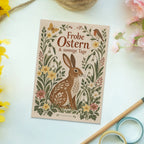 Fröhliche Osterpostkarte mit Hase zwischen Frühlingsblumen|p:2019031|h:c9c20f0f25ac73364786f2cf2dc5d1d2