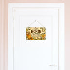 Rustikales Schild für Honig aus eigener Imkerei mit Honigglas|p:2019086|h:e5c189cf3c8529bf3764d75d8745e668