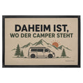 Gemütliche Fußmatte für Camper mit Wohnmobil vor Bergen