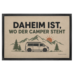 Gemütliche Fußmatte für Camper mit Wohnmobil vor Bergen