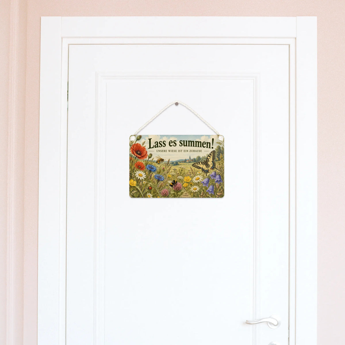 Liebevolles Schild für die Insektenwiese mit Biene und Schmetterlingen