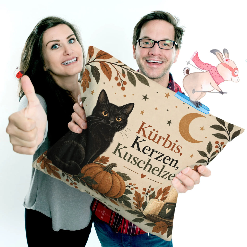 Gemütliches Dekokissen zu Halloween mit schwarzer Katze|p:2019337|h:37d51b864c5c6ff45eb03d5414e0f206
