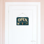 Einladendes Open-Schild für Café mit Kaffee und Kuchen|p:2019413|h:67e3241be25ae15837796701e8bcde5e