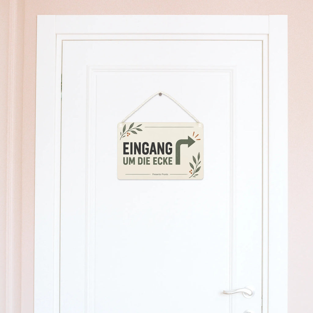 Praktisches Schild für den Eingang um die Ecke mit Pfeil|p:2019593|h:e93a51b6344d6bdef0034aab25749973