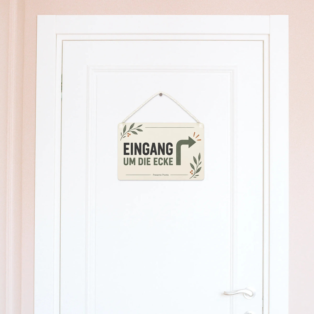 Praktisches Schild für den Eingang um die Ecke mit Pfeil