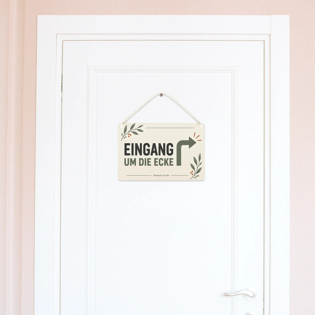 Praktisches Schild für den Eingang um die Ecke mit Pfeil|p:2019594|h:e640e31754a1f454dbd6b672222b9f48