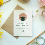 Elegante Glückwunschkarte zum Abitur mit Abschlussmütze|p:2019610|h:f6fe3a7cc9791f8f4d03fbd429eb07b5