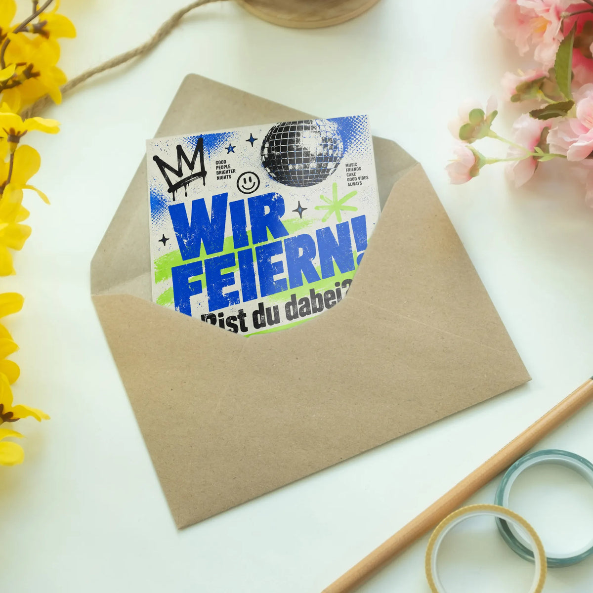 Coole Einladungskarte für Teenager mit Wir Feiern Schriftzug