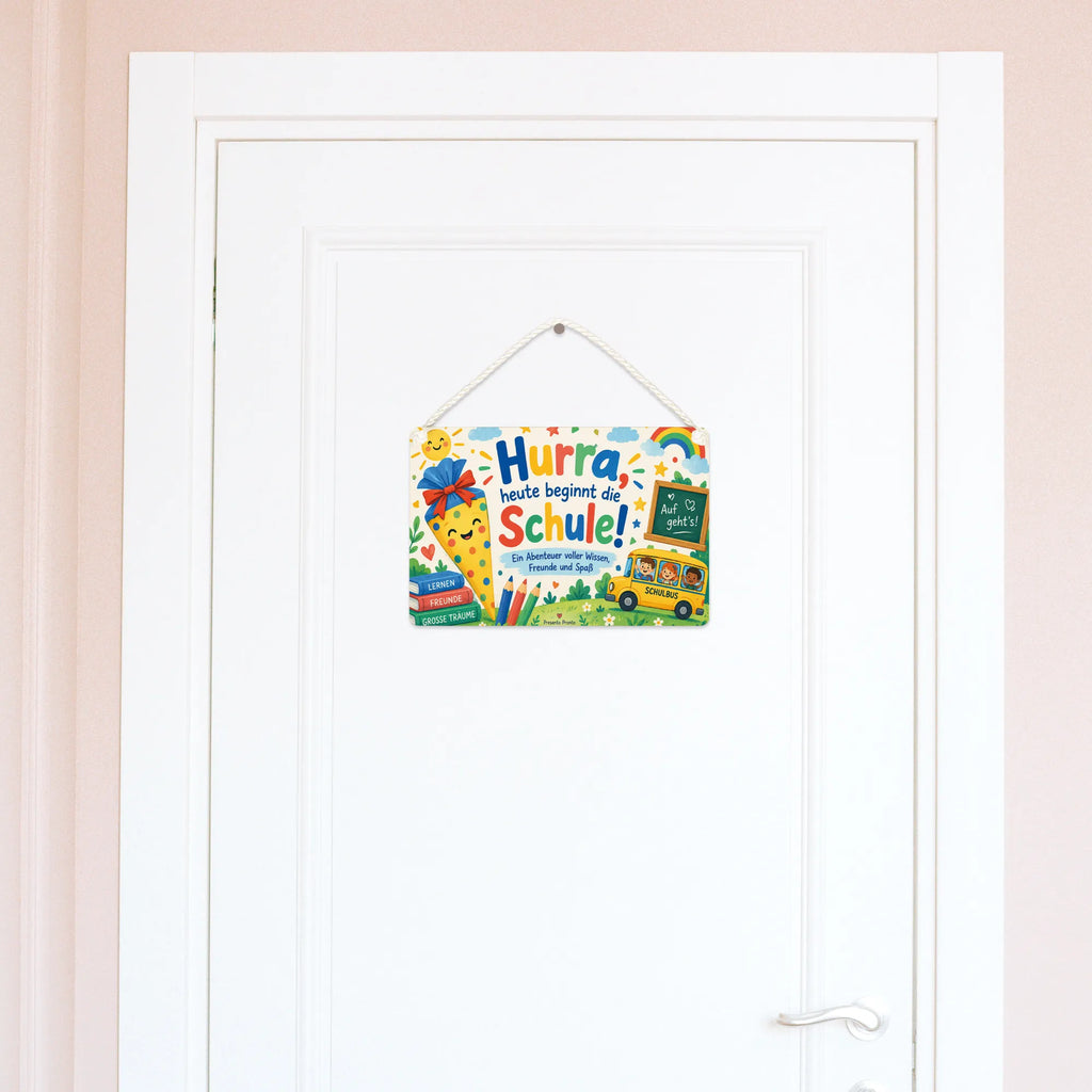 Fröhliches Schild zur Einschulung mit lächelnder Schultüte|p:2019699|h:9c9310b5efb8d9d13c9bf514c8e9445b