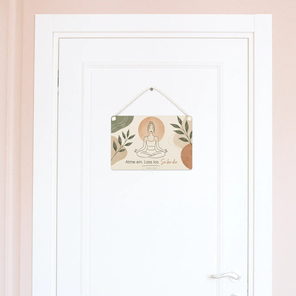 Entspannendes Yoga Schild für Yogafans mit Lotuspose|p:2019712|h:b40e64efe7d06ce32075dd6b6968133d