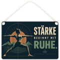 Kraftvolles Yoga Schild für Yogaraum mit Kriegerfigur
