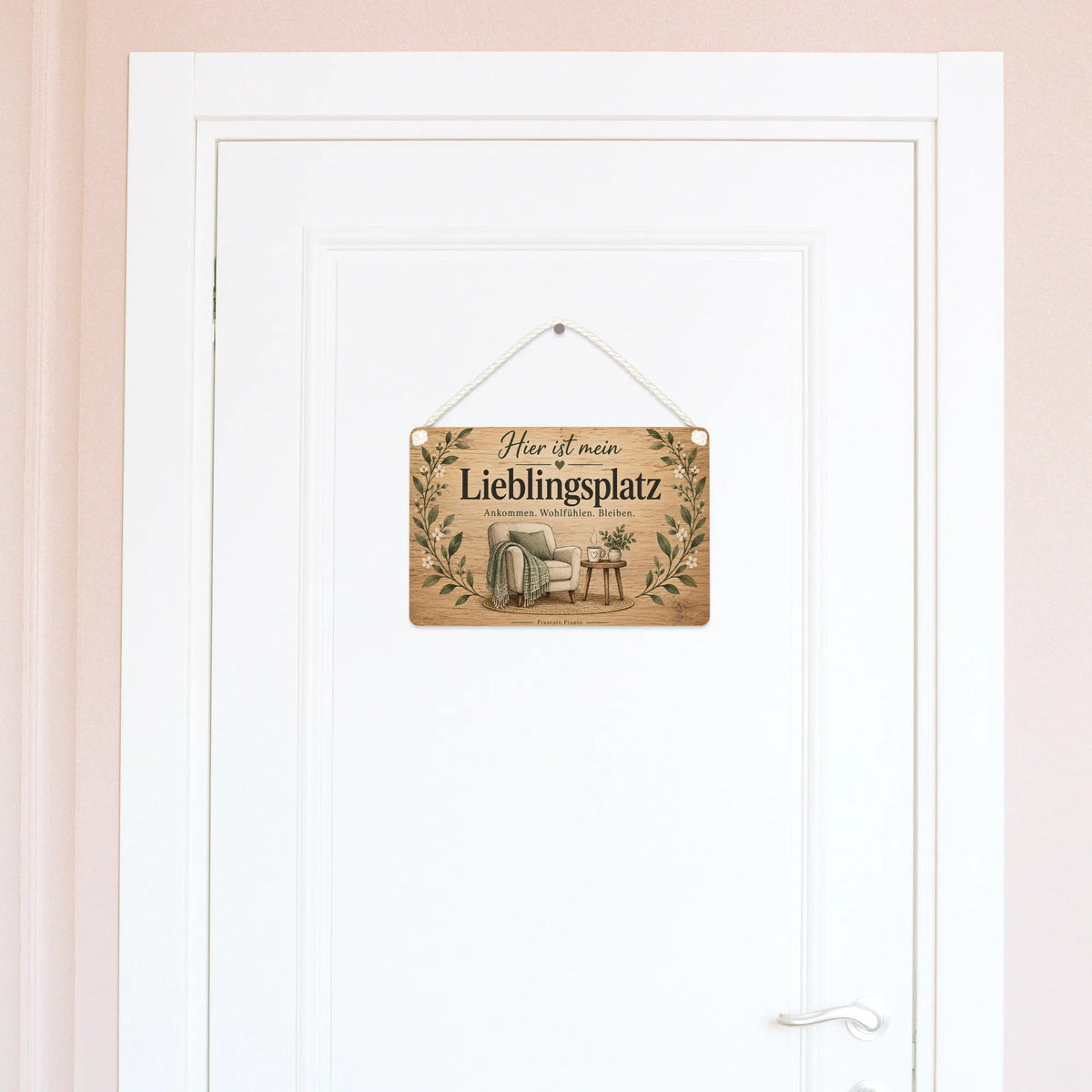 Gemütliches Holzschild zum Lieblingsplatz mit Sessel