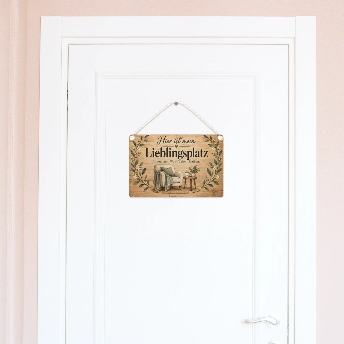 Gemütliches Holzschild zum Lieblingsplatz mit Sessel