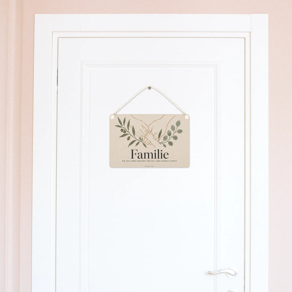 Herzliches Holzschild für die Familie mit verschlungenen Händen|p:2019792|h:977d4489e4502f95c4603b91cd989420