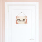 Elegantes Schild für die Umkleide mit Kleiderbügel|p:2020125|h:15639ee05ba94f85bab671184411443a