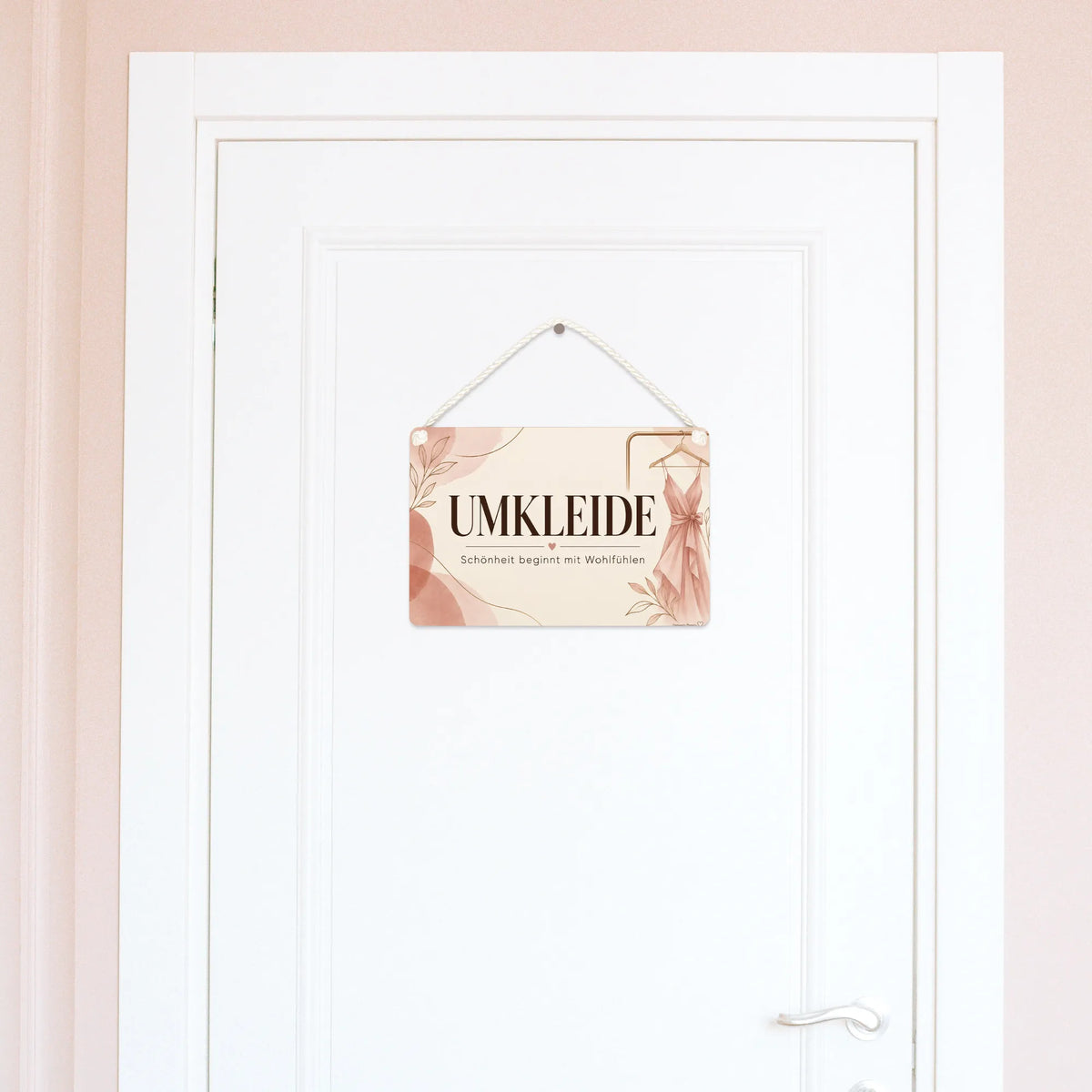 Elegantes Schild für die Umkleide mit Kleiderbügel